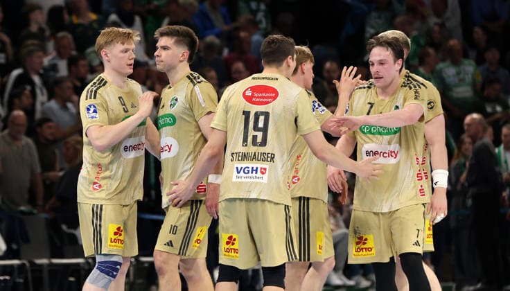 Vilhelm Poulsen, Renars Uscins, Marius Steinhauser, Leif Tissier, Hannoveraner klatschen ab nach Spielende Handball HBL Bundesliga Herren 32. Spieltag Saison 2025 2026 21.05.2026 Füchse Berlin vs TSV Hannover Burgdorf