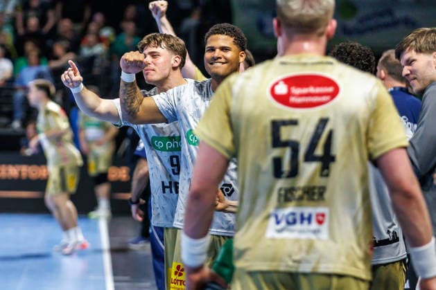 Berlin, 21.05.26, Handball: Bundesliga, Fuechse Berlin - TSV Hannover-Burgdorf, 32. Spieltag, Max-Schmeling-Halle. Die Mannschaft von TSV Hannover-Burgdorf freut sich ueber den Treffer. Fuechse Berlin - TSV Hannover-Burgdorf
