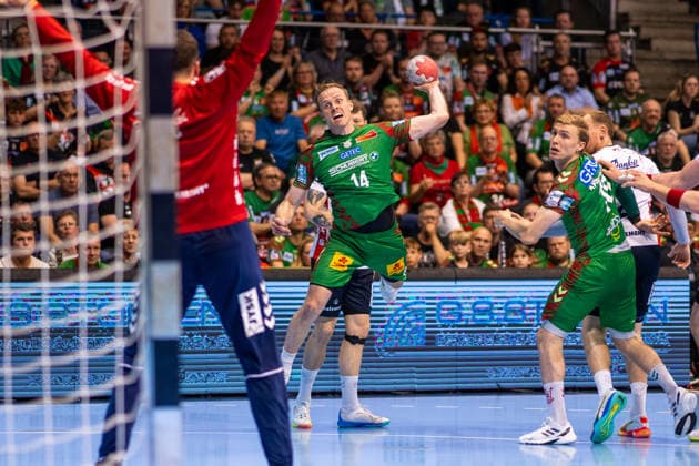 Deutschland: HBL DAIKIN Handball Bundesliga 2025 - 2026, 30. Spieltag - SC Magdeburg vs SG Flensburg Handewitt - GETEC Arena (Magdeburg): Omar Ingi Magnusson (SC Magdeburg, 14) am Ball Copyright: xTomxLauruschkatx