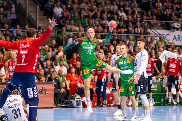 Deutschland: HBL DAIKIN Handball Bundesliga 2025 - 2026, 30. Spieltag - SC Magdeburg vs SG Flensburg Handewitt - GETEC Arena (Magdeburg): Tim Hornke (SC Magdeburg, 17) am Ball Copyright: xTomxLauruschkatx