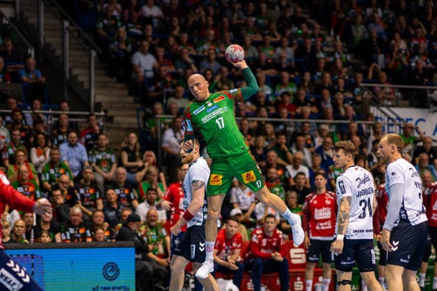 Deutschland: HBL DAIKIN Handball Bundesliga 2025 - 2026, 30. Spieltag - SC Magdeburg vs SG Flensburg Handewitt - GETEC Arena (Magdeburg): Tim Hornke (SC Magdeburg, 17) am Ball Copyright: xTomxLauruschkatx