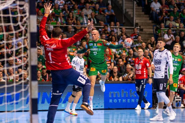 Deutschland: HBL DAIKIN Handball Bundesliga 2025 - 2026, 30. Spieltag - SC Magdeburg vs SG Flensburg Handewitt - GETEC Arena (Magdeburg): Tim Hornke (SC Magdeburg, 17) am Ball Copyright: xTomxLauruschkatx