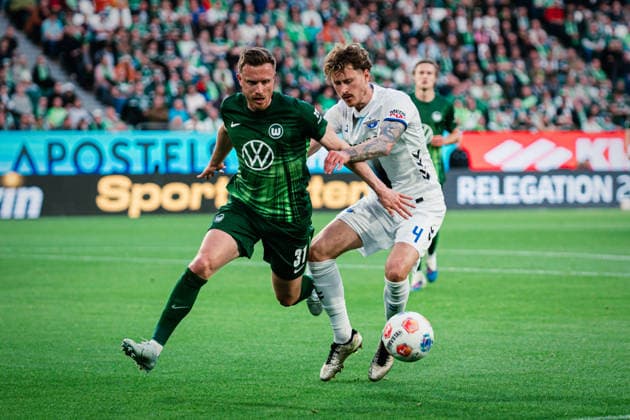 Relegation: VfL Wolfsburg vs. SC Paderborn, 21.05.2026 Calvin Marc Brackelmann (SC Paderborn 07, 4) im Zweikampf mit Yannick Gerhardt (VfL Wolfsburg, 31); Fußball, 1. Bundesliga, Relegation, Hinspiel: VfL Wolfsburg vs. SC Paderborn am 21.05.2026 in der Volkswagen Arena, Wolfsburg DFL REGULATIONS PROHIBIT ANY USE OF PHOTOGRAPHS AS IMAGE SEQUENCES AND OR QUASI-VIDEO. Copyright: xBEAUTIFULxSPORTS Tonhäuserx