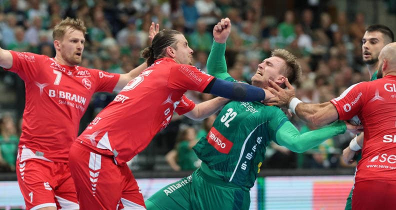 Leipzig, 21.05.2026, Arena Leipzig, Handball, Bundesliga, 32.Spieltag , SC DHfK Leipzig vs. MT Melsungen , Im Bild von links; David Mandic ( 7, Melsungen), Olle Forsell Schefvert ( 25, Melsungen), Franz Semper (32, Leipzig). , Nur zur redaktionellen Nutzung. Only editorial use. , DHB HBL regulations prohibit any use of photographs as image sequences and or quasi-video. ,