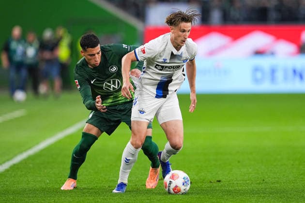 21.05.2026, xydrx, Herren, Fußball, Relegation Hinspiel, 1.Bundesliga, VfL Wolfsburg - SC Paderborn 07, Saison 2025 2026, Volkswagen Arena: Adam Daghim (VfL Wolfsburg, 11) im Zweikampf gegen Jonah Sticker (SC Paderborn, 3) DFB regulations prohibit any use of photographs as image sequences and or quasi-video. Copyright: HMBxMedia YannisxDreimann