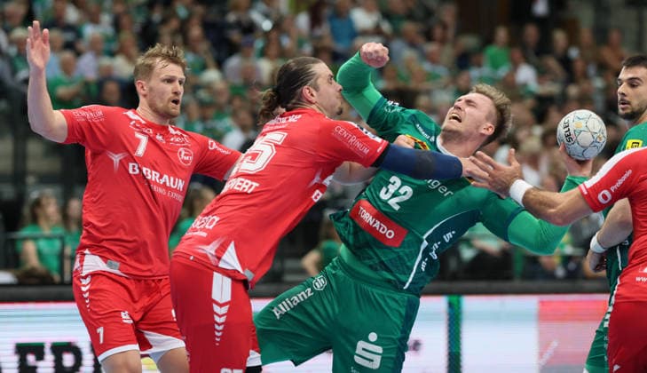Leipzig, 21.05.2026, Arena Leipzig, Handball, Bundesliga, 32.Spieltag , SC DHfK Leipzig vs. MT Melsungen , Im Bild von links; David Mandic ( 7, Melsungen), Olle Forsell Schefvert ( 25, Melsungen), Franz Semper (32, Leipzig). , Nur zur redaktionellen Nutzung. Only editorial use. , DHB HBL regulations prohibit any use of photographs as image sequences and or quasi-video. ,