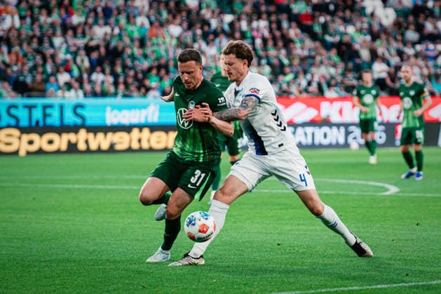 Relegation: VfL Wolfsburg vs. SC Paderborn, 21.05.2026 Calvin Marc Brackelmann (SC Paderborn 07, 4) im Zweikampf mit Yannick Gerhardt (VfL Wolfsburg, 31); Fußball, 1. Bundesliga, Relegation, Hinspiel: VfL Wolfsburg vs. SC Paderborn am 21.05.2026 in der Volkswagen Arena, Wolfsburg DFL REGULATIONS PROHIBIT ANY USE OF PHOTOGRAPHS AS IMAGE SEQUENCES AND OR QUASI-VIDEO. Copyright: xBEAUTIFULxSPORTS Tonhäuserx