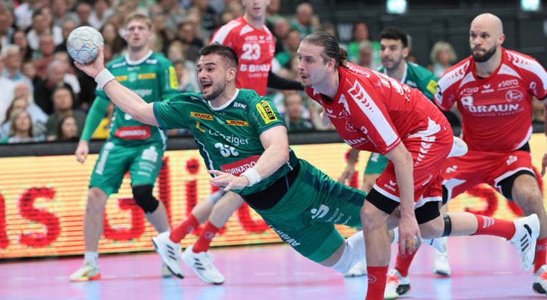 Leipzig, 21.05.2026, Arena Leipzig, Handball, Bundesliga, 32.Spieltag , SC DHfK Leipzig vs. MT Melsungen , Im Bild von links; Luka Rogan (33, Leipzig), Olle Forsell Schefvert ( 25, Melsungen). , Nur zur redaktionellen Nutzung. Only editorial use. , DHB HBL regulations prohibit any use of photographs as image sequences and or quasi-video. ,
