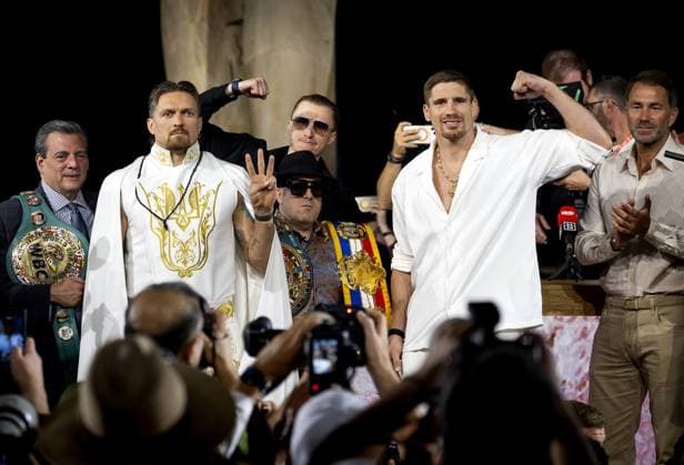 CAIRO - World champion Oleksandr Usyk and boxer Rico Verhoeven during a press conference, PK, Pressekonferenz at the Grand Egyptian Museum ahead of the title fight at the Pyramids of Giza. KOEN VAN WEEL ANP xVIxANPxSportx xxANPxIVx 558977871 originalFilename: 558977871.jpg