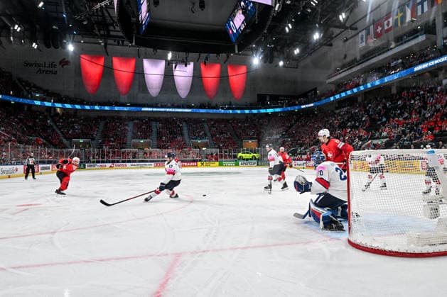 ZURICH, SWITZERLAND - MAY 21: Timo Meier of Switzerland L) takes a shot against goalkeeper Mat Robson of Great Britain during the 2026 IIHF Ice hockey, Eishockey World Championship, WM, Weltmeisterschaft Switzerland game between Switzerland and Great Britain at Swiss Life Arena on May 21, 2026 in Zurich, Zurich. Zurich Swiss Life Arena Zurich Switzerland Copyright: xJustPictures.ch AndreaxBrancax jp-en-EuSpIm-JP7_ANB_Sui_GB_21052026_9571