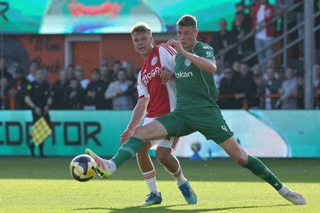 VOLENDAM - (lr) Ajax player Sean Steur with FC Groningen player Dies Janse during the Dutch Eredivisie match between Ajax and FC Groningen at Kras Stadium on 21 May 2026 in Volendam, the Netherlands. (Photo by DeFodi Images) -