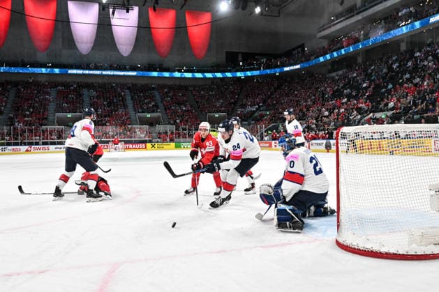 ZURICH, SWITZERLAND - MAY 21: Theo Rochette of Switzerland and Josh Tetlow of Great Britain L) in a battle for the puck in front of goalkeeper Mat Robson of Great Britain during the 2026 IIHF Ice hockey, Eishockey World Championship, WM, Weltmeisterschaft Switzerland game between Switzerland and Great Britain at Swiss Life Arena on May 21, 2026 in Zurich, Zurich. Zurich Swiss Life Arena Zurich Switzerland Copyright: xJustPictures.ch AndreaxBrancax jp-en-EuSpIm-JP7_ANB_Sui_GB_21052026_9841