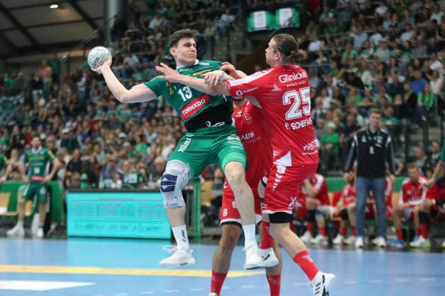 Handball DAIKIN HBL, SC DHfK Leipzig - MT Melsungen; 21.05.2026 Matej Klima (13, SC DHfK Leipzig) wird von Olle Forsell Schefvert (25, MT Melsungen) attackiert. Handball, DAIKIN HBL, 1. Bundesliga, Saison 2025 2026, 32. Spieltag: SC DHfK Leipzig vs. MT Melsungen am 21.05.2026 in der Quarterback Immobilien Arena Leipzig. Copyright: xBEAUTIFULxSPORTS JanxKaeferx