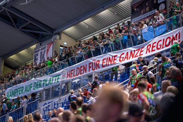 Deutschland: HBL DAIKIN Handball Bundesliga 2025 - 2026, 30. Spieltag - SC Magdeburg vs SG Flensburg Handewitt - GETEC Arena (Magdeburg): Banner Spruchband Fans Zuschauer Copyright: xTomxLauruschkatx