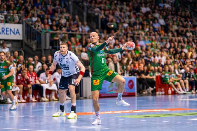 Deutschland: HBL DAIKIN Handball Bundesliga 2025 - 2026, 30. Spieltag - SC Magdeburg vs SG Flensburg Handewitt - GETEC Arena (Magdeburg): Tim Hornke (SC Magdeburg, 17) am Ball Copyright: xTomxLauruschkatx