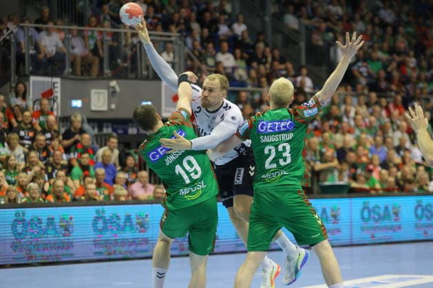 21.05.2026, xtgx, Handball, Daikin HBL, SC Magdeburg - SG Flensburg Handewitt v.l. Elvar Orn Jonsson (Magdeburg, 19), Simon Pytlick (Flensburg, 2), Magnus Saugstrup (Magdeburg, 23) Zweikampf, Duell, Kampf, tackle Magdeburg
