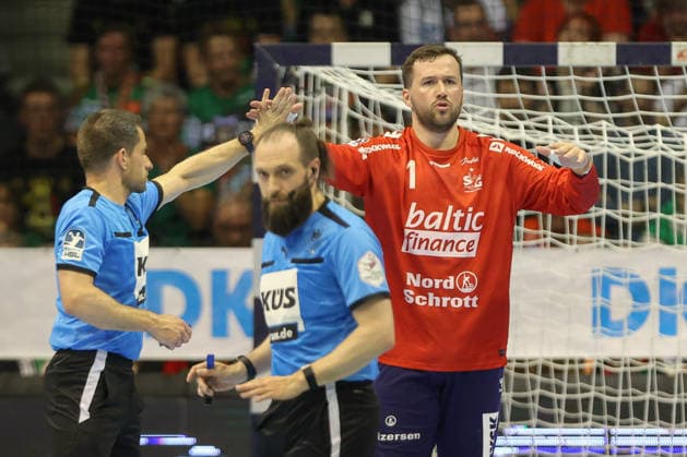 21.05.2026, xtgx, Handball, Daikin HBL, SC Magdeburg - SG Flensburg Handewitt v.l. Benjamin Buric (Flensburg, 1) zeigt an, dass er nicht am Kopf getroffen worden ist, Fairplay, Fair Play Magdeburg