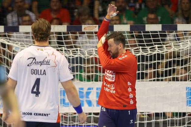 21.05.2026, xtgx, Handball, Daikin HBL, SC Magdeburg - SG Flensburg Handewitt v.l. Benjamin Buric (Flensburg, 1) zeigt an, dass er nicht am Kopf getroffen worden ist, Fairplay, Fair Play Magdeburg