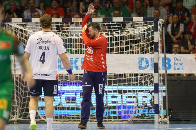 21.05.2026, xtgx, Handball, Daikin HBL, SC Magdeburg - SG Flensburg Handewitt v.l. Benjamin Buric (Flensburg, 1) zeigt an, dass er nicht am Kopf getroffen worden ist, Fairplay, Fair Play Magdeburg