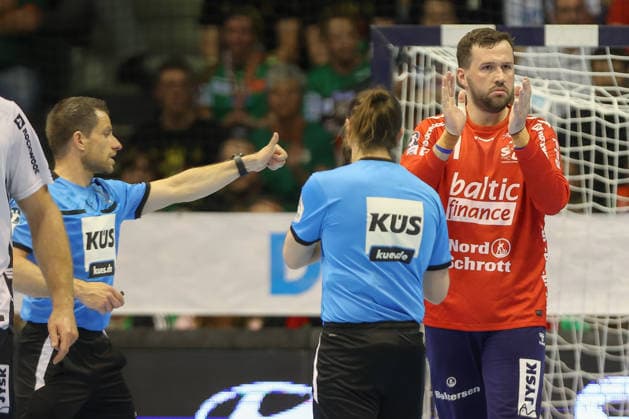 21.05.2026, xtgx, Handball, Daikin HBL, SC Magdeburg - SG Flensburg Handewitt v.l. Benjamin Buric (Flensburg, 1) zeigt an, dass er nicht am Kopf getroffen worden ist, Fairplay, Fair Play Magdeburg