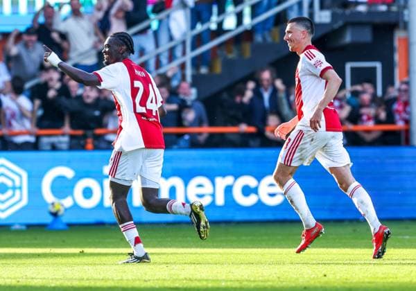VOLENDAM - (lr) Ajax player Jorthy Mokio celebrates after scoring with Ajax player Steven Berghuis during the Dutch Eredivisie match between Ajax and FC Groningen at Kras Stadium on May 21, 2026 in Volendam, the Netherlands. (Photo by DeFodi Images) -