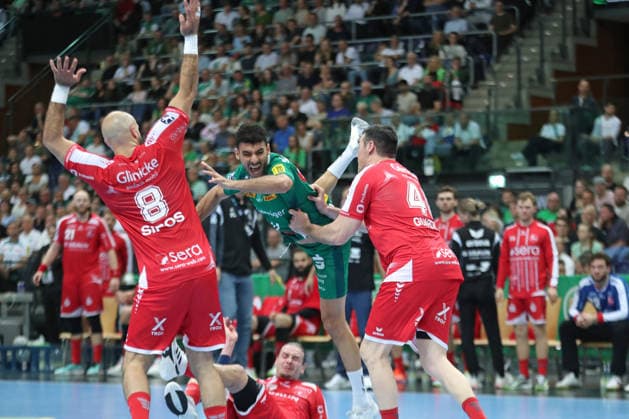 Handball DAIKIN HBL, SC DHfK Leipzig - MT Melsungen; 21.05.2026 Ahmed Khairi (17, SC DHfK Leipzig) stürzt zu Boden. Handball, DAIKIN HBL, 1. Bundesliga, Saison 2025 2026, 32. Spieltag: SC DHfK Leipzig vs. MT Melsungen am 21.05.2026 in der Quarterback Immobilien Arena Leipzig. Copyright: xBEAUTIFULxSPORTS JanxKaeferx