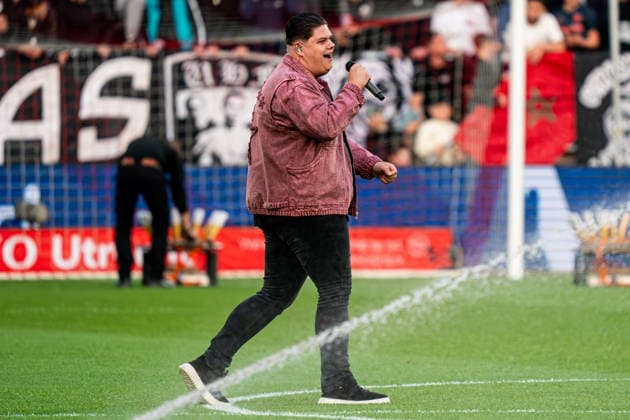 2026-05-21 FC Utrecht v SC Heerenveen - Dutch Eredivisie Conference League Play Offs Semi-Final UTRECHT, NETHERLANDS - MAY 21: singer Justen de Wildt performing his hit called Cheerio during the Dutch Eredivisie Conference League Play Offs Semi-Final match between FC Utrecht and SC Heerenveen at Stadion Galgenwaard on May 21, 2026 in Utrecht, Netherlands. Utrecht Stadion Galgenwaard Netherlands Content not available for redistribution in The Netherlands directly or indirectly through any third parties. Copyright: xGabrielxCalvinoxAlonsox
