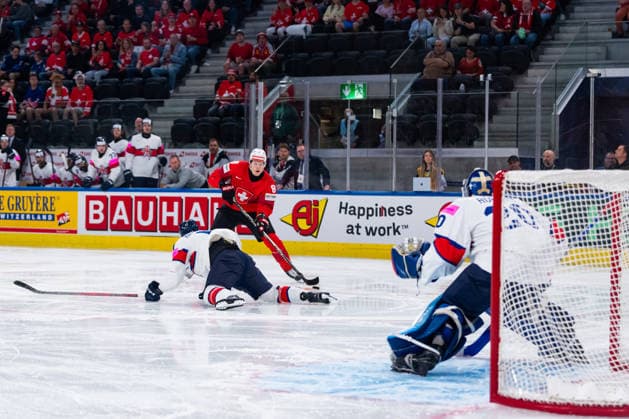 ZURICH, SWITZERLAND - MAY 21: Simon Knak (Switzerland, 8) in front of Mat Robson (Great Britain, 20) and Mark Richardson (Great Britain, 17) during the Preliminary Round - Group A Match 31 between Switzerland and Great Britain at the IIHF Ice hockey, Eishockey World Championship, WM, Weltmeisterschaft 2026, Swiss Life Arena on May 21, 2026 in Zurich, Switzerland. Zurich Switzerland Copyright: xTimoxSteinx