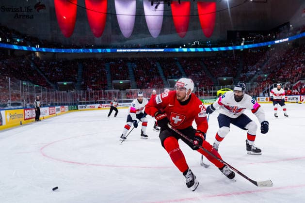 ZURICH, SWITZERLAND - MAY 21: Timo Meier (Switzerland, 28) in the battle for the puck with Travis Brown (Great Britain, 84) during the Preliminary Round - Group A Match 31 between Switzerland and Great Britain at the IIHF Ice hockey, Eishockey World Championship, WM, Weltmeisterschaft 2026, Swiss Life Arena on May 21, 2026 in Zurich, Switzerland. Zurich Switzerland Copyright: xTimoxSteinx