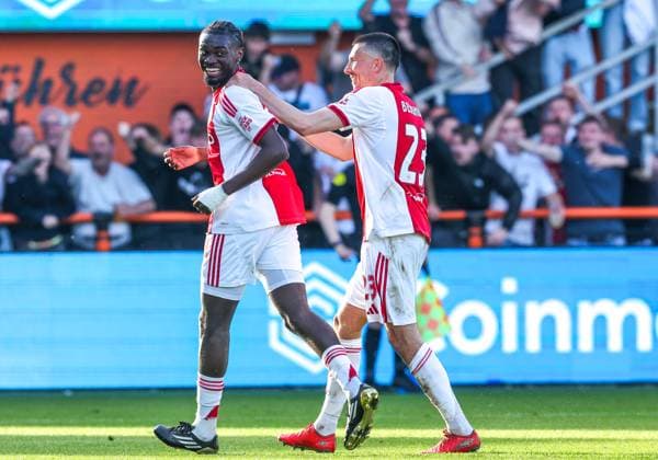 VOLENDAM - (lr) Ajax player Jorthy Mokio celebrates after scoring with Ajax player Steven Berghuis during the Dutch Eredivisie match between Ajax and FC Groningen at Kras Stadium on May 21, 2026 in Volendam, the Netherlands. (Photo by DeFodi Images) -