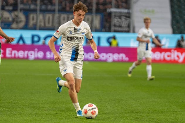Deutschland: Fussball, Relegation 2026, Hinspiel, VfL Wolfsburg - SC Paderborn am 21.05. in Wolfsburg, Volkswagen Arena: Ruben Müller (SC Paderborn 2) am Ball Copyright: xSvenxHeidmannx