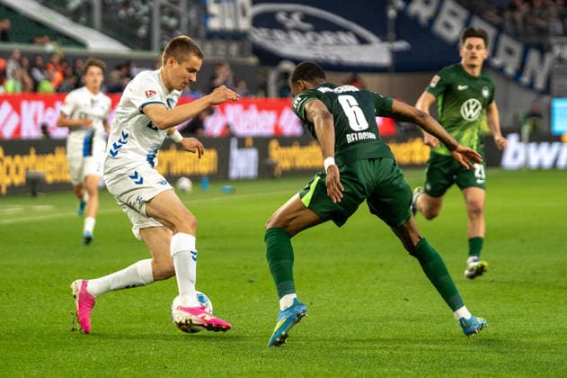 Deutschland: Fussball, Relegation 2026, Hinspiel, VfL Wolfsburg - SC Paderborn am 21.05. in Wolfsburg, Volkswagen Arena: Filip Bilbija (SC Paderborn 7) am Ball Jeanuel Belocian (VfL Wolfsburg 6) Copyright: xSvenxHeidmannx