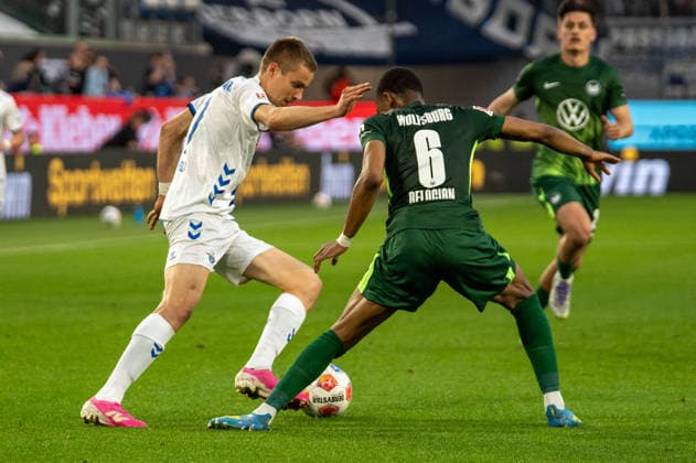 Deutschland: Fussball, Relegation 2026, Hinspiel, VfL Wolfsburg - SC Paderborn am 21.05. in Wolfsburg, Volkswagen Arena: Filip Bilbija (SC Paderborn 7) am Ball Jeanuel Belocian (VfL Wolfsburg 6) Copyright: xSvenxHeidmannx