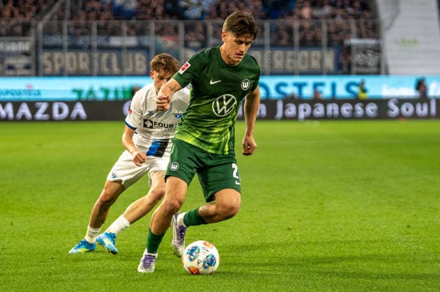 Deutschland: Fussball, Relegation 2026, Hinspiel, VfL Wolfsburg - SC Paderborn am 21.05. in Wolfsburg, Volkswagen Arena: Joakim Maehle (VfL Wolfsburg 21) am Ball Copyright: xSvenxHeidmannx