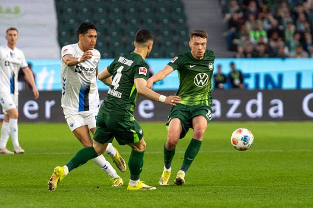 Deutschland: Fussball, Relegation 2026, Hinspiel, VfL Wolfsburg - SC Paderborn am 21.05. in Wolfsburg, Volkswagen Arena: Santiago Castaneda (SC Paderborn 5) Konstantinos Koulierakis (VfL Wolfsburg 4) Dzenan Pejcinovic (VfL Wolfsburg 17) Copyright: xSvenxHeidmannx