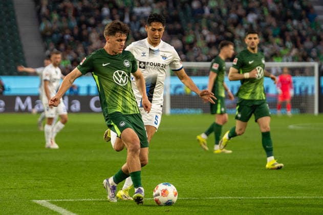 Deutschland: Fussball, Relegation 2026, Hinspiel, VfL Wolfsburg - SC Paderborn am 21.05. in Wolfsburg, Volkswagen Arena: Joakim Maehle (VfL Wolfsburg 21) Santiago Castaneda (SC Paderborn 5) Copyright: xSvenxHeidmannx