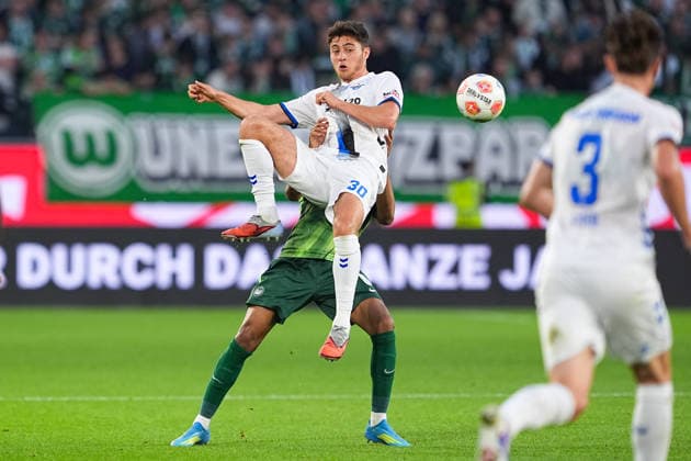 21.05.2026, xydrx, Herren, Fußball, Relegation Hinspiel, 1.Bundesliga, VfL Wolfsburg - SC Paderborn 07, Saison 2025 2026, Volkswagen Arena: Stefano Marino (SC Paderborn, 30) im Zweikampf gegen Jeanuel Belocian (VfL Wolfsburg, 6) DFB regulations prohibit any use of photographs as image sequences and or quasi-video. Copyright: HMBxMedia YannisxDreimann