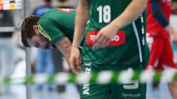 Handball-Bundesliga, Saison 2025 2026, 32. Spieltag, SC DHfK Leipzig vs. MT Melsungen (21.05.2026) Enttäuschung bei Spielern aus Leipzig nach der Niederlage im Handball-Bundesliga-Spiel DHfK Leipzig gegen MT Melsungen (21.05.2026). Zu sehen Lukas Binder (Außen Außenbahnspieler DHfK Leipzig, Rückennumer 11). Leipzig Sachsen Deutschland QUARTERBACK Immobilien Arena Am Sportforum 2
