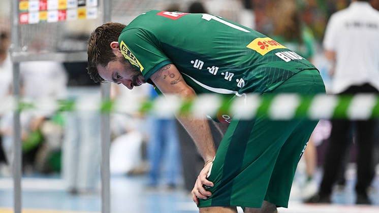 Handball-Bundesliga, Saison 2025 2026, 32. Spieltag, SC DHfK Leipzig vs. MT Melsungen (21.05.2026) Enttäuschung bei Spielern aus Leipzig nach der Niederlage im Handball-Bundesliga-Spiel DHfK Leipzig gegen MT Melsungen (21.05.2026). Zu sehen Lukas Binder (Außen Außenbahnspieler DHfK Leipzig, Rückennumer 11). Leipzig Sachsen Deutschland QUARTERBACK Immobilien Arena Am Sportforum 2