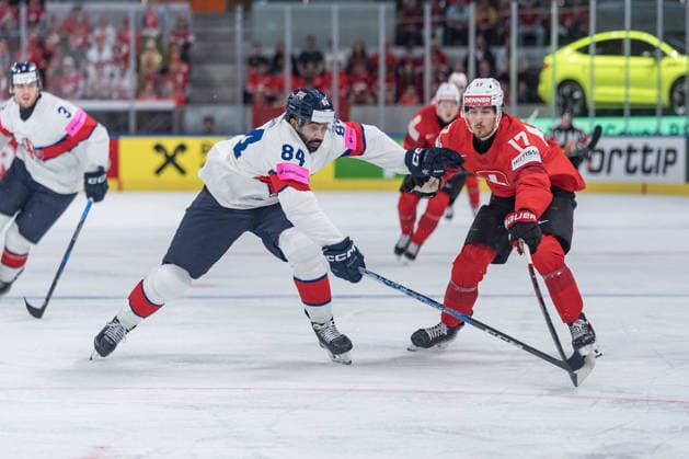 21 05 2026, Zurich, Swiss Life Arena, Ice hockey, Eishockey World Championships: Switzerland - Great Britain, 17 Ken Jager (Switzerland), 84 Travis Brown (Great Britain) Zurich Swiss Life Arena Zurich Switzerland Copyright: xJustPictures.ch StefanxEmchx jp-de-StEm-DSC0032420260521