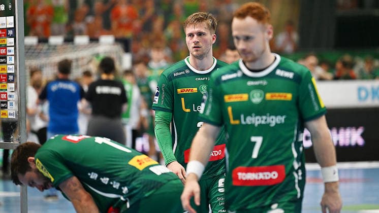 Handball-Bundesliga, Saison 2025 2026, 32. Spieltag, SC DHfK Leipzig vs. MT Melsungen (21.05.2026) Enttäuschung bei Spielern aus Leipzig nach der Niederlage im Handball-Bundesliga-Spiel DHfK Leipzig gegen MT Melsungen (21.05.2026). Zu sehen Lukas Binder (Außen Außenbahnspieler DHfK Leipzig, Rückennumer 11), Franz Semper (Rückraum Rückraumspieler DHfK Leipzig, Rückennumer 32), Tomas Piroch (Rückraum Rückraumspieler DHfK Leipzig, Rückennumer 7). Leipzig Sachsen Deutschland QUARTERBACK Immobilien Arena Am Sportforum 2