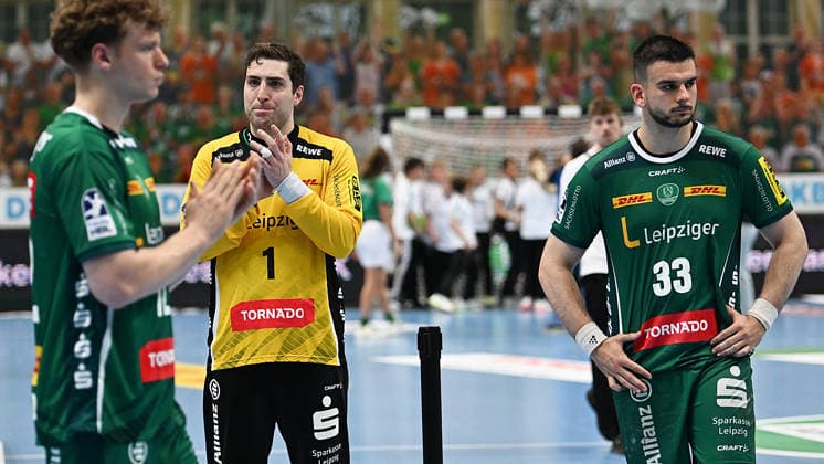 Handball-Bundesliga, Saison 2025 2026, 32. Spieltag, SC DHfK Leipzig vs. MT Melsungen (21.05.2026) Enttäuschung bei Spielern aus Leipzig nach der Niederlage im Handball-Bundesliga-Spiel DHfK Leipzig gegen MT Melsungen (21.05.2026). Zu sehen Domenico Ebner (Torhüter Tormann DHfK Leipzig, Rückennumer 1), Luka Rogan (Kreis Kreisläufer DHfK Leipzig, Rückennumer 33). Leipzig Sachsen Deutschland QUARTERBACK Immobilien Arena Am Sportforum 2