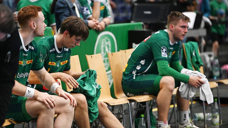 Handball-Bundesliga, Saison 2025 2026, 32. Spieltag, SC DHfK Leipzig vs. MT Melsungen (21.05.2026) Enttäuschung bei Spielern aus Leipzig nach der Niederlage im Handball-Bundesliga-Spiel DHfK Leipzig gegen MT Melsungen (21.05.2026). Zu sehen Tomas Piroch (Rückraum Rückraumspieler DHfK Leipzig, Rückennumer 7), Staffan Peter (Außen Außenbahnspieler DHfK Leipzig, Rückennumer 18), Franz Semper (Rückraum Rückraumspieler DHfK Leipzig, Rückennumer 32) Leipzig Sachsen Deutschland QUARTERBACK Immobilien Arena Am Sportforum 2