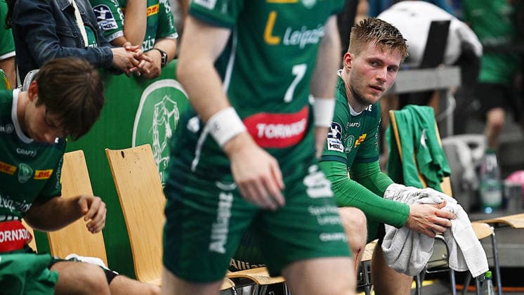 Handball-Bundesliga, Saison 2025 2026, 32. Spieltag, SC DHfK Leipzig vs. MT Melsungen (21.05.2026) Enttäuschung bei Spielern aus Leipzig nach der Niederlage im Handball-Bundesliga-Spiel DHfK Leipzig gegen MT Melsungen (21.05.2026). Zu sehen Staffan Peter (Außen Außenbahnspieler DHfK Leipzig, Rückennumer 18), Franz Semper (Rückraum Rückraumspieler DHfK Leipzig, Rückennumer 32) Leipzig Sachsen Deutschland QUARTERBACK Immobilien Arena Am Sportforum 2