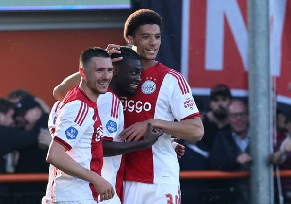 VOLENDAM - (lr) Ajax player Steven Berghuis with Ajax player Jorthy Mokio, who scored, and Ajax player Aaron Bouwman during the Dutch Eredivisie match between Ajax and FC Groningen at Kras Stadium on May 21, 2026, in Volendam, the Netherlands. (Photo by DeFodi Images) -