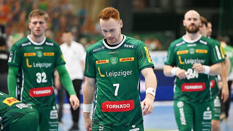 Handball-Bundesliga, Saison 2025 2026, 32. Spieltag, SC DHfK Leipzig vs. MT Melsungen (21.05.2026) Enttäuschung bei Spielern aus Leipzig nach der Niederlage im Handball-Bundesliga-Spiel DHfK Leipzig gegen MT Melsungen (21.05.2026). Zu sehen Franz Semper (Rückraum Rückraumspieler DHfK Leipzig, Rückennumer 32), Tomas Piroch (Rückraum Rückraumspieler DHfK Leipzig, Rückennumer 7), Moritz Preuss (Kreis Kreisläufer DHfK Leipzig, Rückennumer 24). Leipzig Sachsen Deutschland QUARTERBACK Immobilien Arena Am Sportforum 2