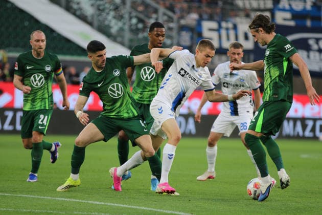 21.05.2026 Fußball Herren 2025 2026 Bundesliga Relegation Hinspiel VfL Wolfsburg - SC Paderborn Volkswagen Arena Wolfsburg Filip Bilbija (Paderborn, 7, weiß) im Duell mit Konstantinos Koulierakis (Wolfsburg, 4, grün) und Mattias Svanberg (Wolfsburg, 32, grün). Wolfsburg Niedersachen Deutschland