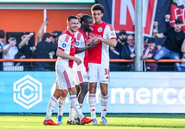 VOLENDAM - (lr) Ajax player Steven Berghuis with Ajax player Jorthy Mokio, who scored, and Ajax player Aaron Bouwman during the Dutch Eredivisie match between Ajax and FC Groningen at Kras Stadium on May 21, 2026, in Volendam, the Netherlands. (Photo by DeFodi Images) -