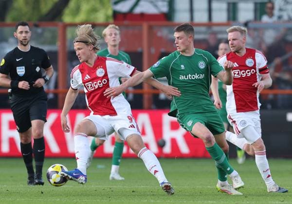 VOLENDAM - (lr) Ajax player Kasper Dolberg with FC Groningen player Dies Janse during the Dutch Eredivisie match between Ajax and FC Groningen at Kras Stadium on 21 May 2026 in Volendam, the Netherlands. (Photo by DeFodi Images) -