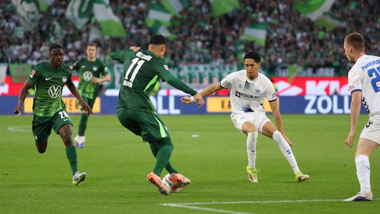 VfL vs. Paderborn, Relegation Wolfsburg, 21.05.2026, Fußball, Herren, Relegation, Saison 2025 2026, VfL Wolfsburg vs. SC Paderborn 07: Adam Daghim (VfL Wolfsburg), Santiago Castaneda (SC Paderborn) (DFL DFB REGULATIONS PROHIBIT ANY USE OF PHOTOGRAPHS as IMAGE SEQUENCES and or QUASI-VIDEO) Volkswagen Arena Niedersachsen Deutschland